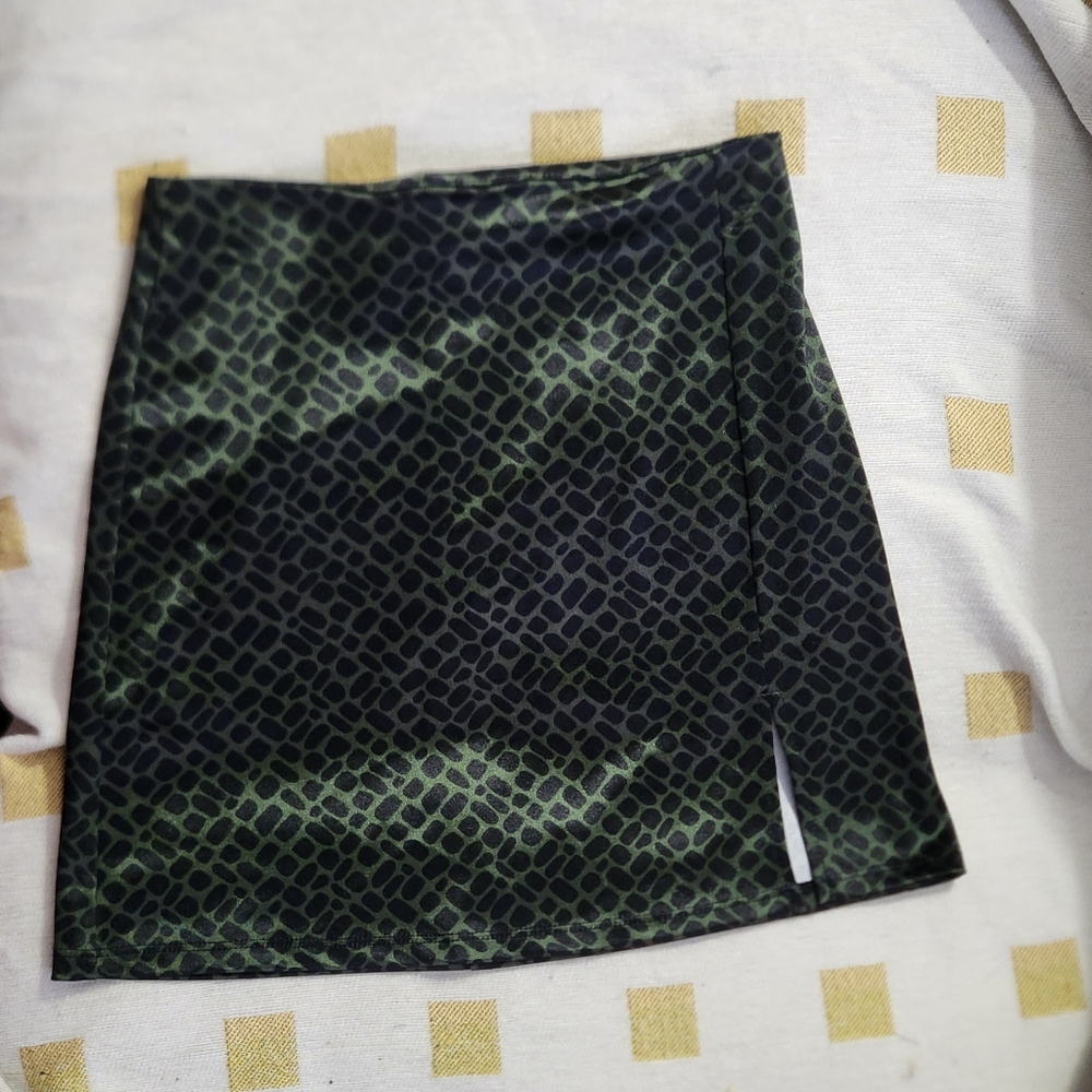 Chic Black and‎ Green Patterned Mini Skirt